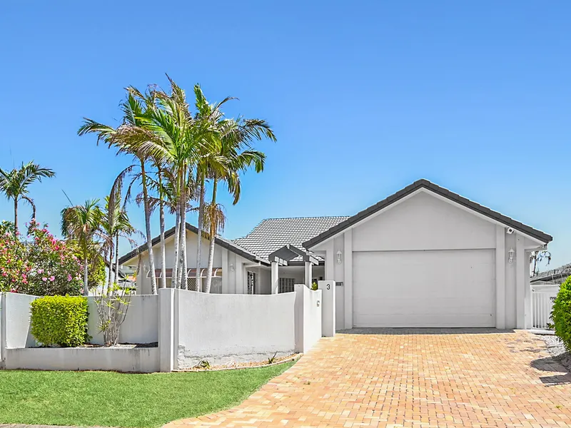 Generously sized Clear Island Waters Family Home!