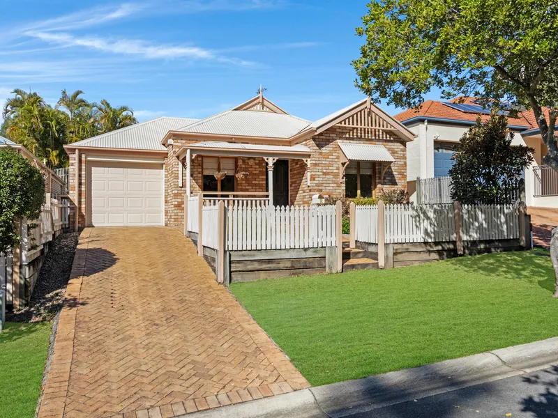 COTTAGE CHARM - FREE STANDING HOME!