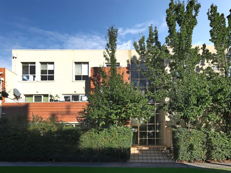 Top floor spacious apartment! *Open Tuesday 19 April 5:15-5:30pm*