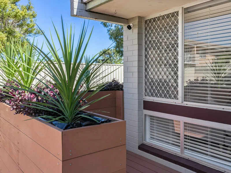 STUNNING END VILLA - fully renovated (VISITOR PARKING FRONT & REAR)
