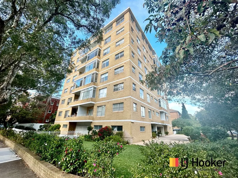 ENORMOUS, HOUSE SIZE FIRST FLOOR 3 BEDROOM APARTMENT!! IDEAL LOCATION