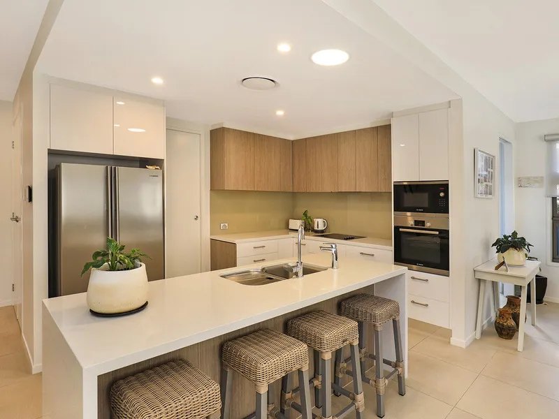 Immaculate, Stylish + Corner Position!