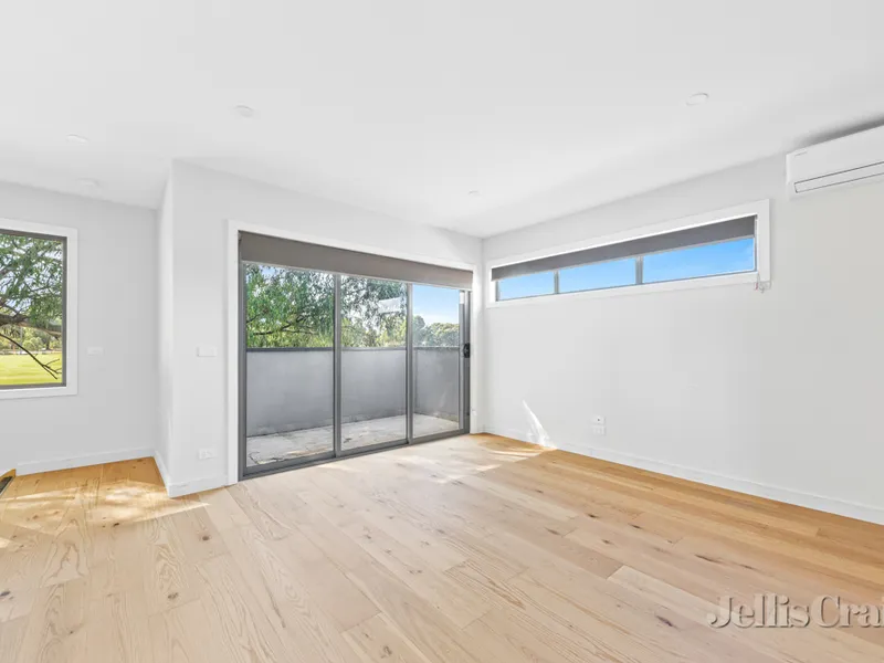 BRAND NEW LUXURY LIVING -- 3 BEDROOM , 2 BATHROOM, SINGLE GARAGE