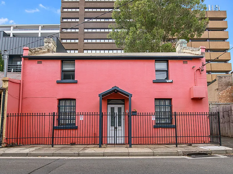 CLASSIC 2 LEVEL NORTH FACING 3 BEDROOM TERRACE FEATURING GENEROUS TRANQUIL & SUNNY GARDEN COURTYARD.
