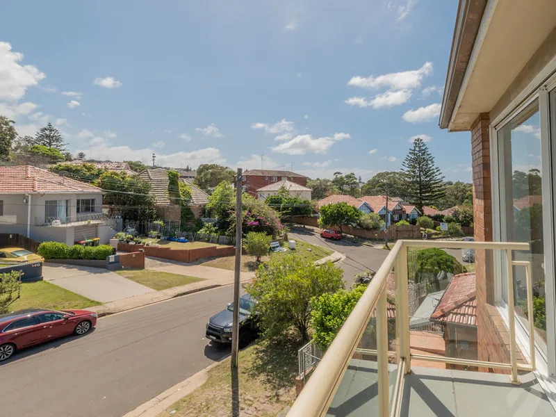 Well Presented Two Bedroom Apartment Close To The Beach