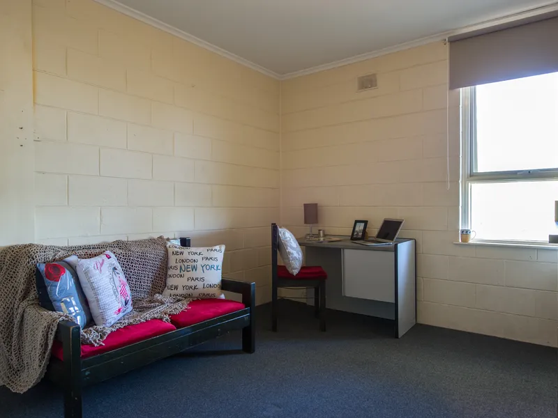 Entire 2 Bedrooms Student Apartment Available Now!