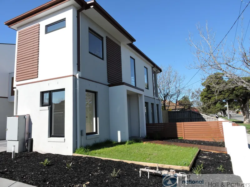 STUNNING NEW TOWNHOUSE