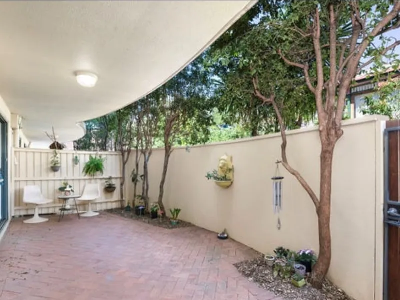 Individual Large Courtyard, Resort style with lovely swimming pool next to your apaprtment.