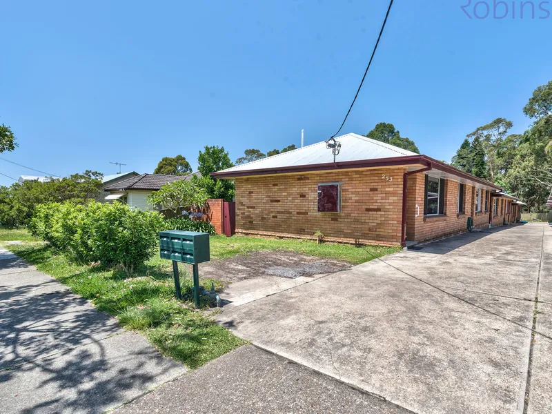 Villa home with air-conditioned living space. Freshly painted and nice timber floors!