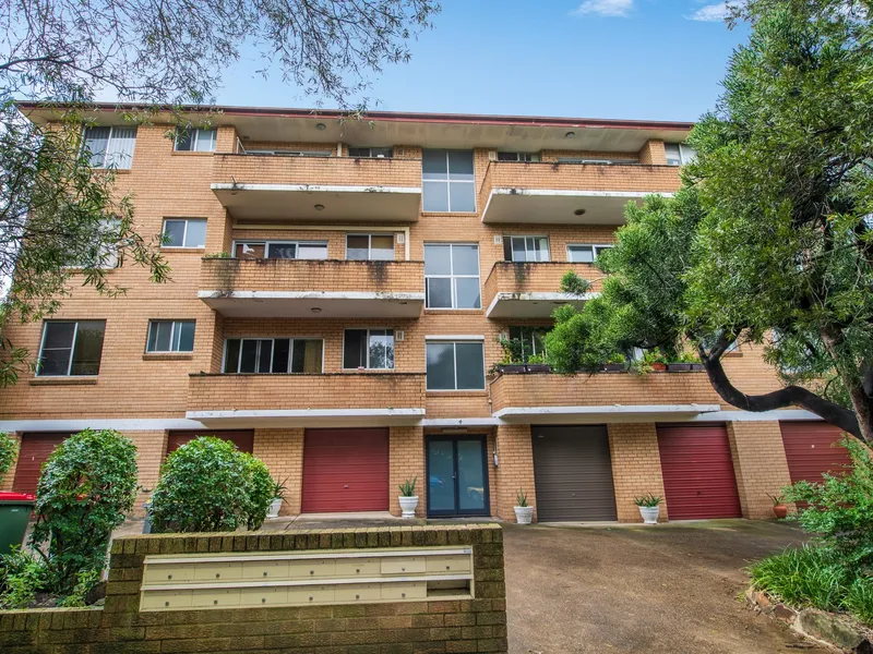 IMMACULATE FULL BRICK APARTMENT IN PRIME LOCATION