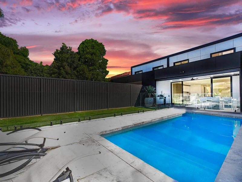 Stunning Duplex, Convenient Location, Pool