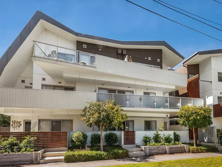 Fully furnished bayside apartment within walking distance to Mentone beach