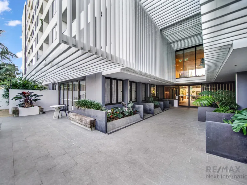 Stylish, Panoramic River and Parkland Vistas