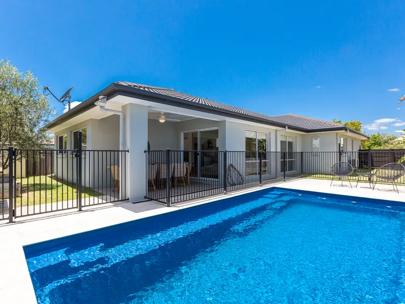BEAUTIFUL MODERN HOME WITH POOL AND SPLIT SYSTEM AIR CONDITIONING