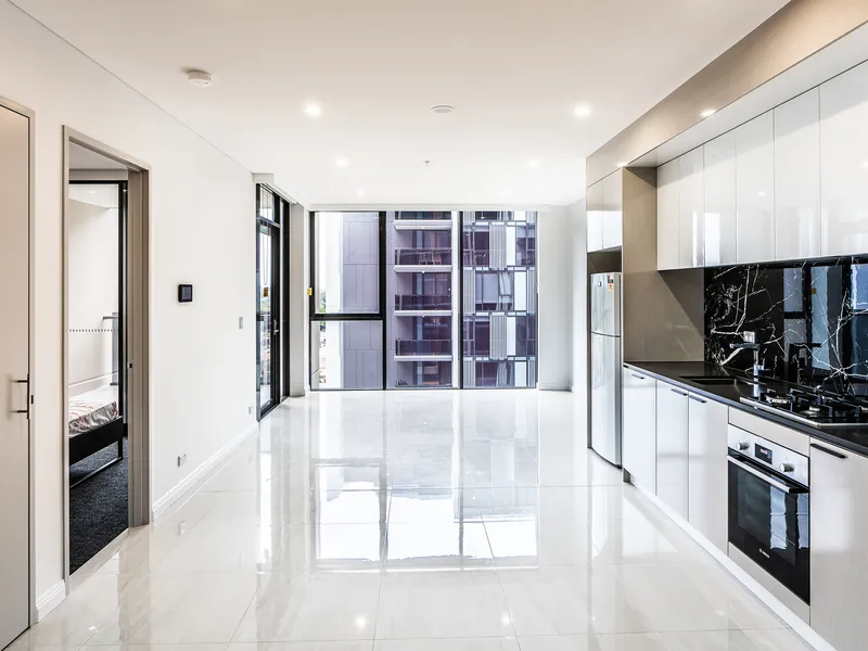 Sunbathed north facing apartment on 9th floor. Lift access