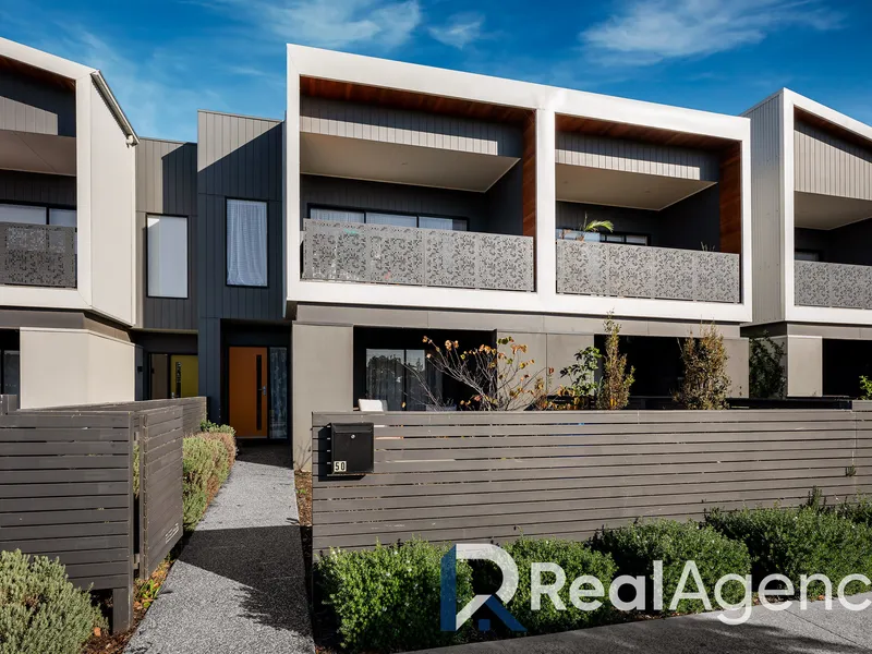 3 Bedrooms 2 Bathrooms 2 Garage Morden Living in The East Estate!