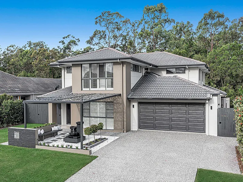 FAMILY RESIDENCE WITH ALL THE BELLS & WHISTLES + POOL & SIDE ACCESS