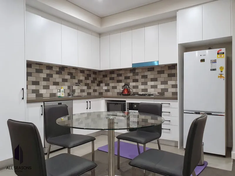 Large 1 bedroom with Guest Room in the heart of Homebush close to everything !!!