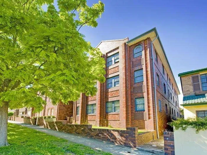 CHARMING TWO BEDROOM ART DECO APARTMENT!