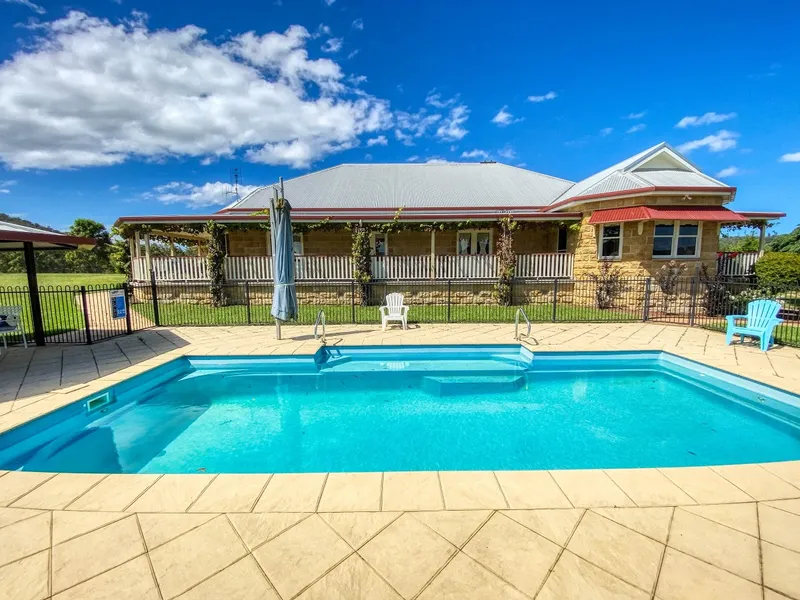 GRAND COUNTRY MANOR WITH SWEEPING VALLEY VIEWS  only 25 minutes to Port Macquarie!