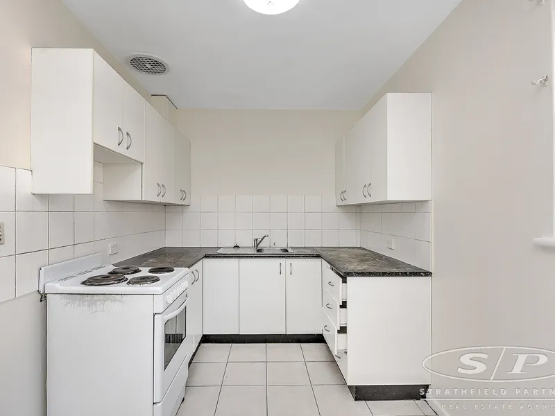 Boutique Unit, Walk to the Station