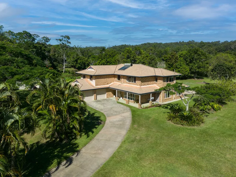 Family Hinterland Hideaway on 1.11 Acres