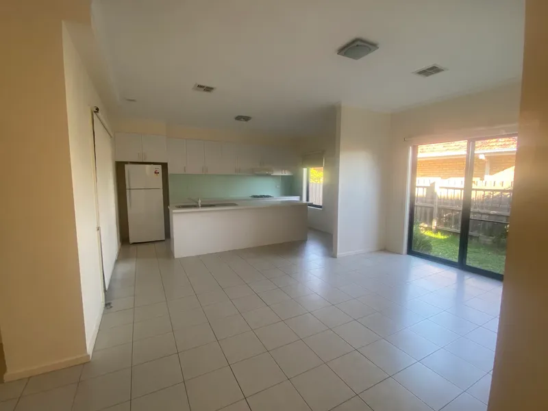 BEAUTIFUL & BRIGHT TOWNHOUSE -