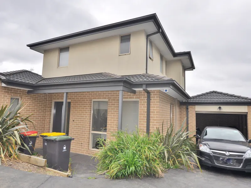 3 bedroom Townhouse, 2 bathrooms, lock up garage, close to Monash UNI