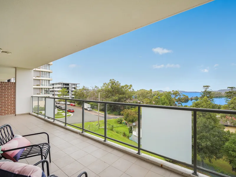 Stylish Apartment & Boasting Water Views