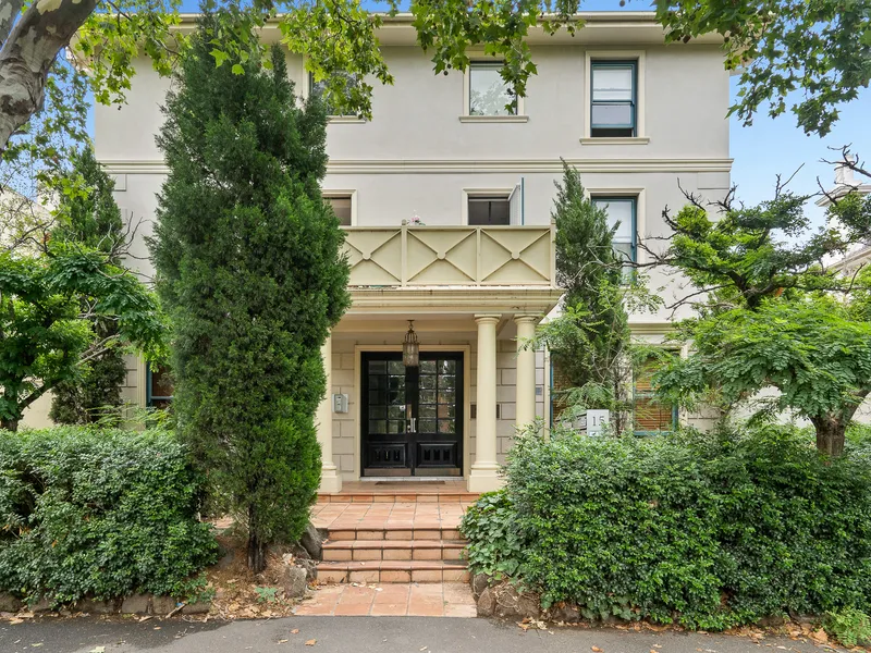 Seaside Studio Offering Supreme St Kilda Lifestyle - brand new carpet and freshly painted!