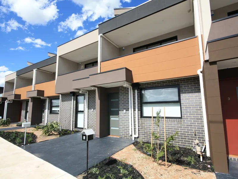 Stylish Townhouse, Close to  Public Transport and Shopping