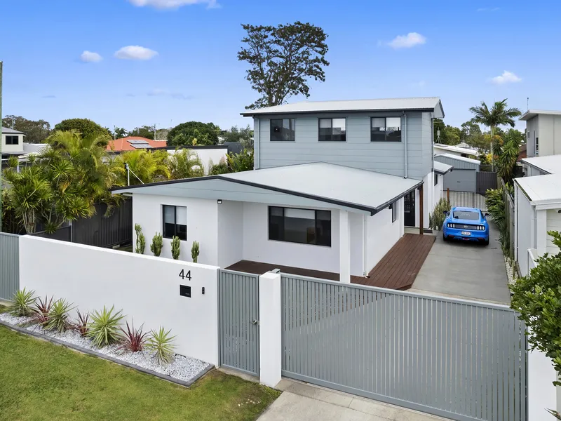 EXECUTIVE ‘BEACH HOUSE’ CLOSE TO WATER