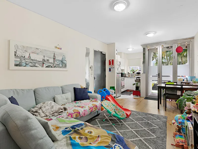 Fantastic Ground Floor 2 Bedroom Apartment in Heart of the Valley!