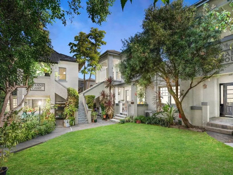 Over-sized period allure amid botanical communal gardens