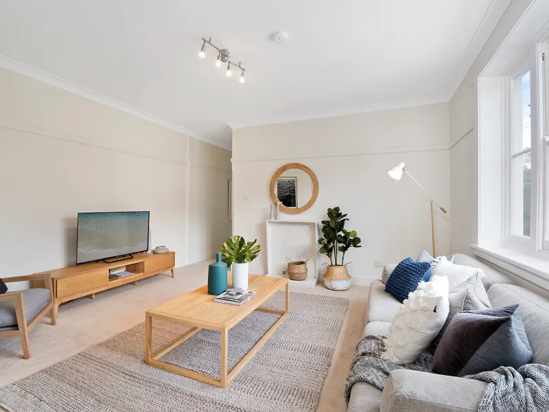 Bright Semi-Style Beachside Apartment With Ocean Views