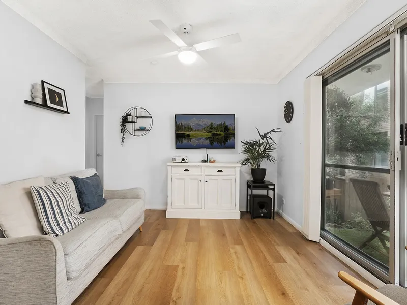 Refreshed easycare apartment in coastal setting