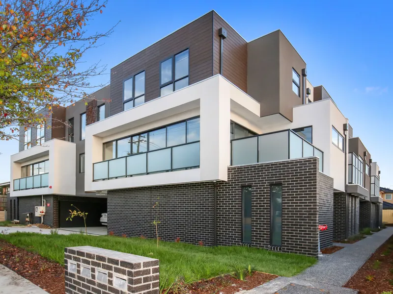 TOWNHOUSE LIVING IN THE HEART OF BULLEEN