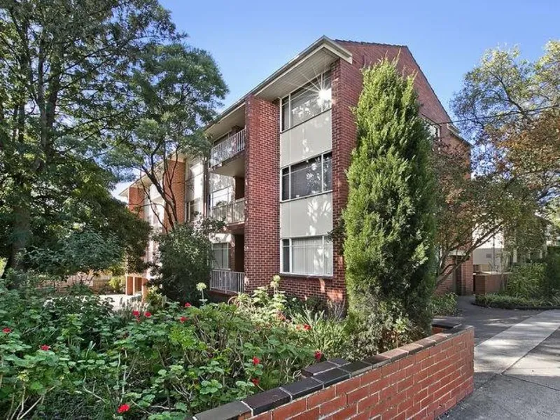 RELAX AT COMO PARK, SHOP AT TOORAK VILLAGE