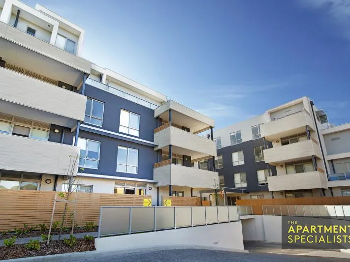 INCREDIBLE TOP LEVEL ONE BEDROOM APARTMENT