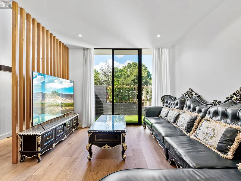Tri-Level 4 Bedrooms Townhouse with Front and Rear Courtyard