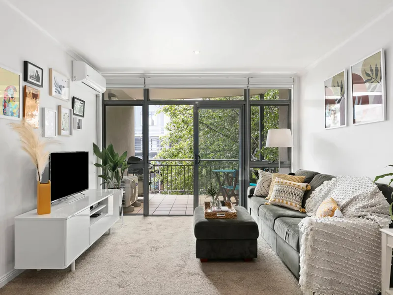 Oversized One Bedroom with Home Office
