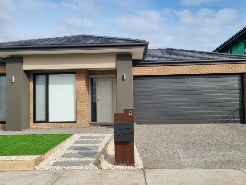 Your next family home located in the highly desirable Arcardia estate, waits you!