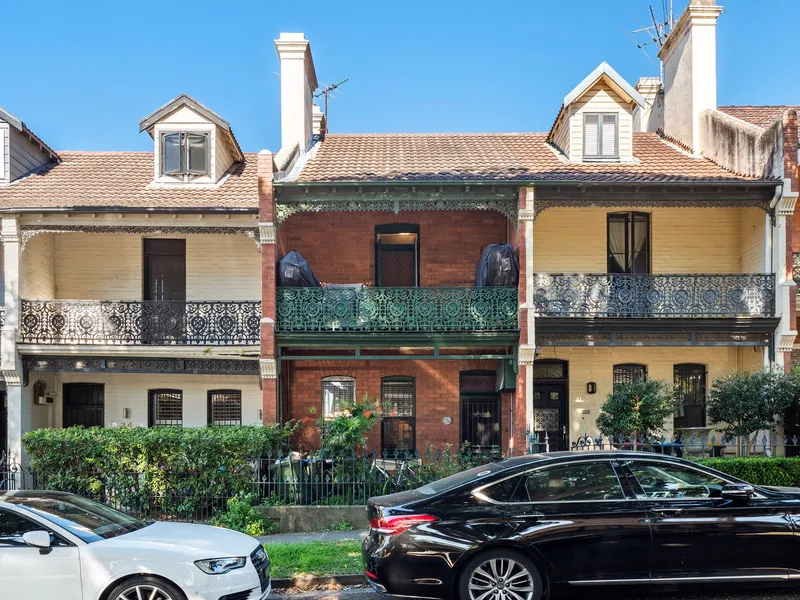 ORIGINAL 3-BEDROOM TERRACE WITH FEDERATION CHARACTER IN A TREE-LINED CUL-DE-SAC. RIPE FOR RENOVATION