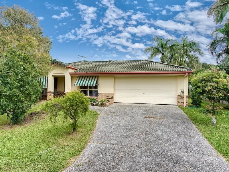 Spacious Family Home With Courtyard
