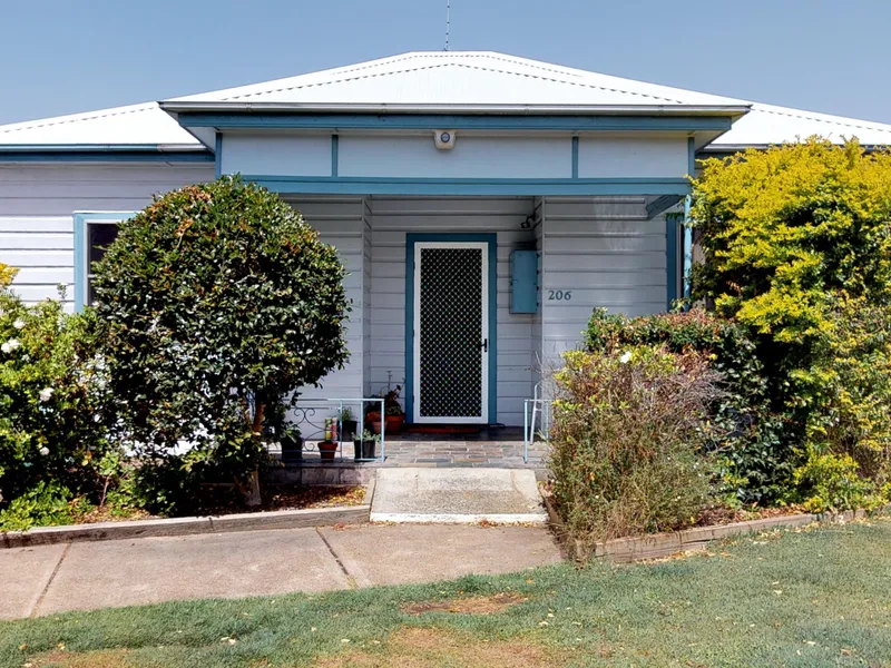 SHARED ACCOMMODATION - Large Bedroom & Multiple Living Areas