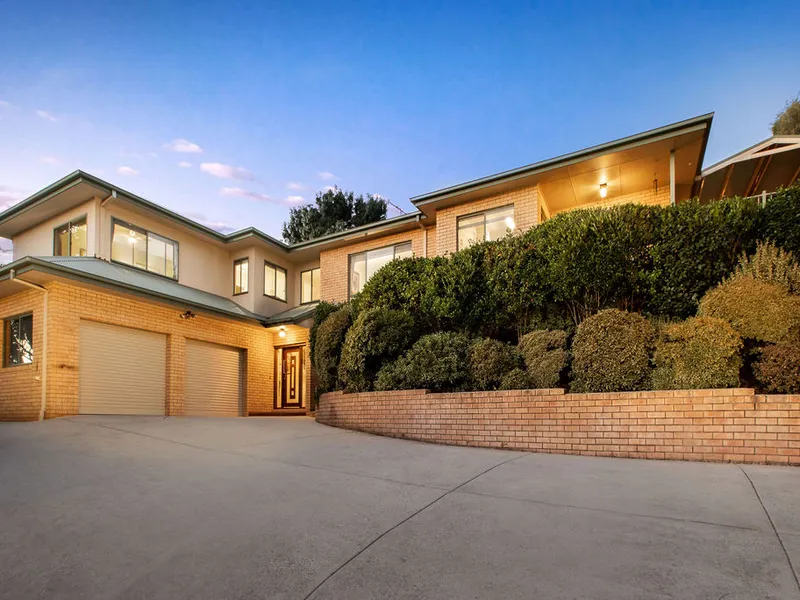 East Albury Family Home-Quiet Court & Stunning Views