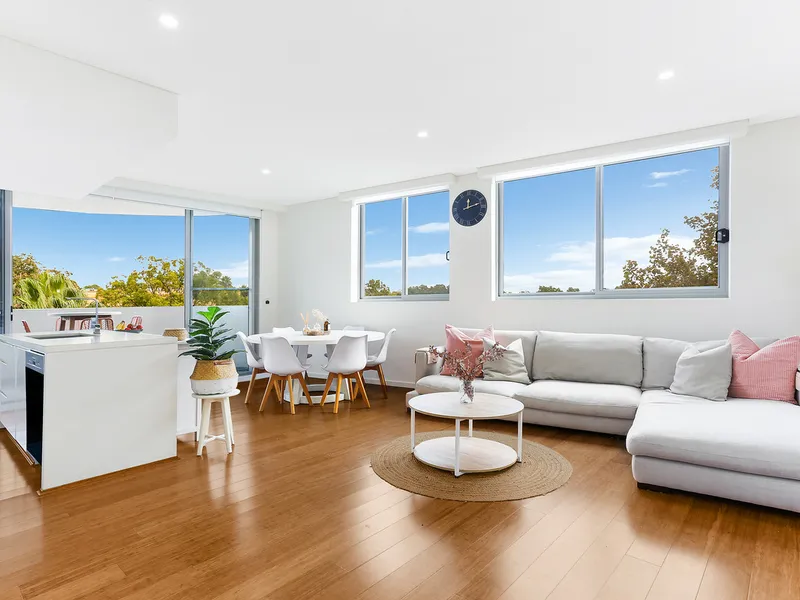 SUNDRENCHED APARTMENT WITH LEAFY OUTLOOK