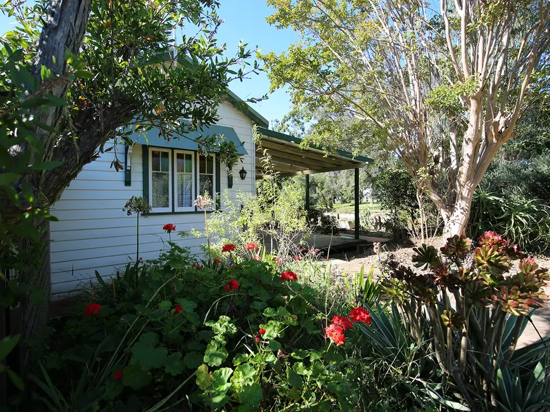 QUAINT PEACEFUL PRIVATE COTTAGE ON ACRES