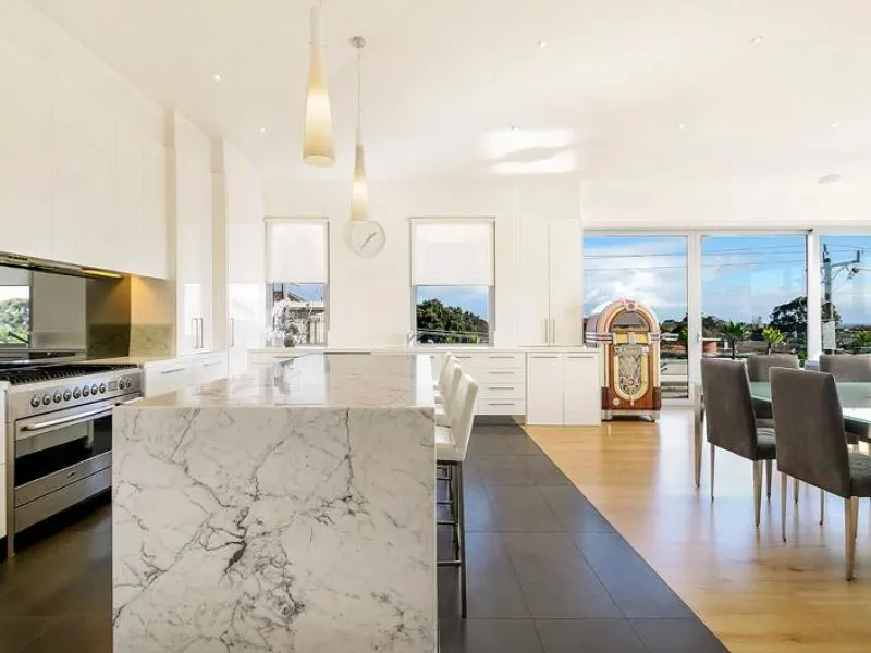 Stunning Penthouse with Pool, amazing views and separate nanny/guest Accom