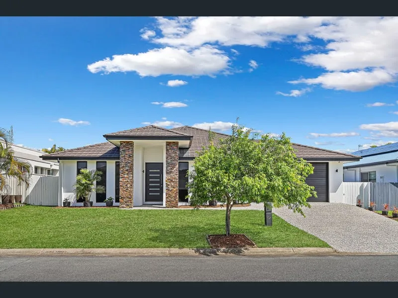 Amazing Spacious 4 Bedroom House Plus Multimedia with Low Maintenance Garden